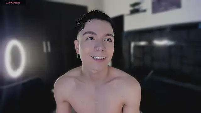 alanblack1 online show from April 3, 2026, 3:32 pm