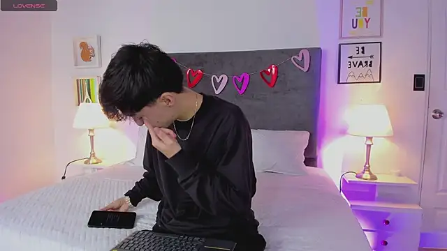 Snapshot of ethan_and_ava chatting on February 25, 2025, 1:39 pm ethan and ava online show from February 25, 2025, 1:39 pm