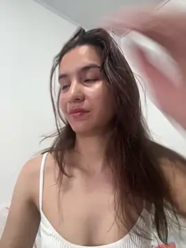 Bella still online show from February 27, 2026, 1:44 pm