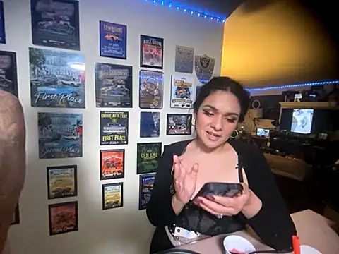 Snapshot of hornycouple818 chatting on November 11, 2025, 4:12 am hornycouple818 online show from November 11, 2025, 4:12 am