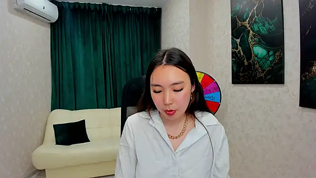 AnnaReyla online show from March 12, 2025, 5:17 pm