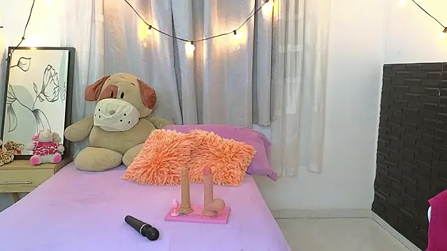 Snapshot of SERAFINA_ chatting on October 21, 2025, 1:23 pm SERAFINA online show from October 21, 2025, 1:23 pm