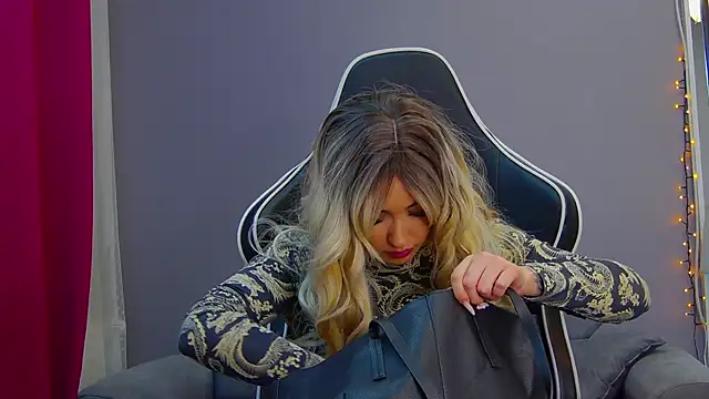 Snapshot of Eva_Lovvia_ chatting on February 24, 2025, 7:52 pm Eva Lovvia  online show from February 24, 2025, 7:52 pm