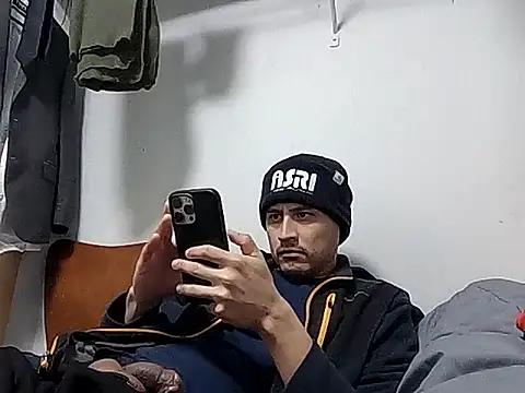 Snapshot of PerroDemonioHot chatting on February 7, 2026, 10:35 pm PerroDemonioHot online show from February 7, 2026, 10:35 pm