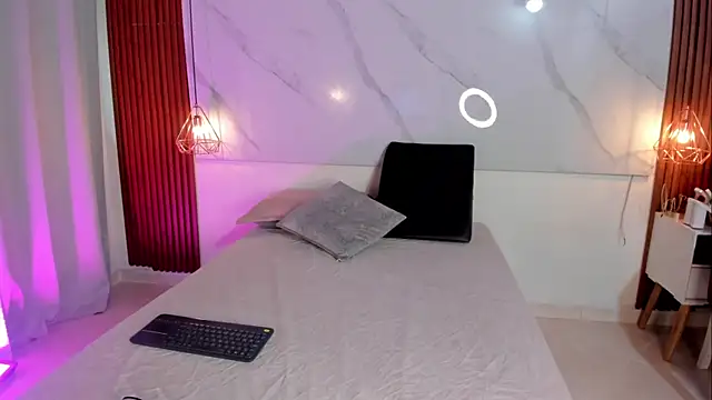 isabella zc online show from December 15, 2025, 7:40 pm