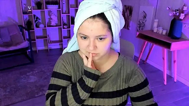 DiaAngell online show from October 14, 2025, 7:14 pm