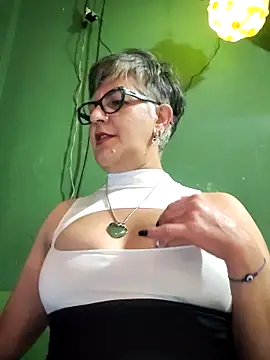 ilonna2025 online show from October 23, 2025, 10:41 pm