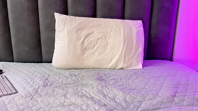 Snapshot of max_shy chatting on October 27, 2025, 10:19 am max shy online show from October 27, 2025, 10:19 am