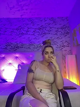 viktoria davis  online show from February 3, 2025, 9:39 pm