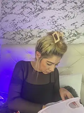 viktoria davis  online show from February 21, 2025, 11:21 pm