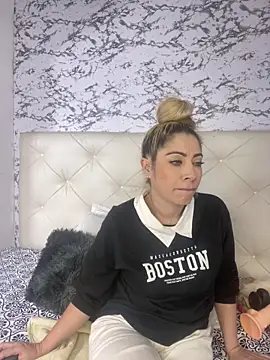 viktoria davis  online show from February 22, 2025, 11:46 pm