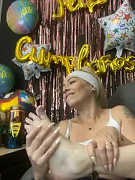 viktoria davis  online show from December 18, 2025, 12:17 am