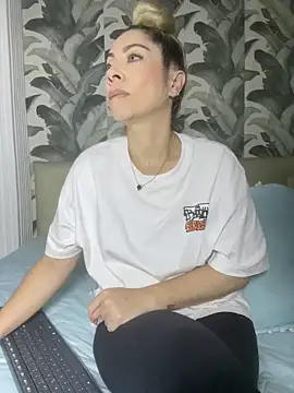 viktoria davis  online show from April 6, 2026, 12:41 am