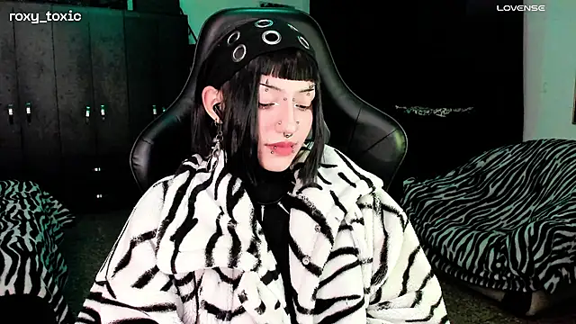Snapshot of roxy_toxic chatting on November 13, 2025, 12:42 am roxy toxic online show from November 13, 2025, 12:42 am