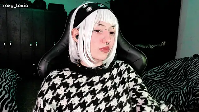 Snapshot of roxy_toxic chatting on November 19, 2025, 2:00 am roxy toxic online show from November 19, 2025, 2:00 am