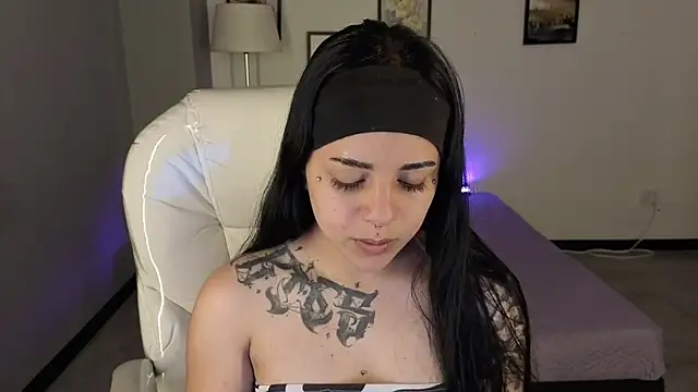 Nicole Foxx  online show from October 3, 2025, 7:44 pm