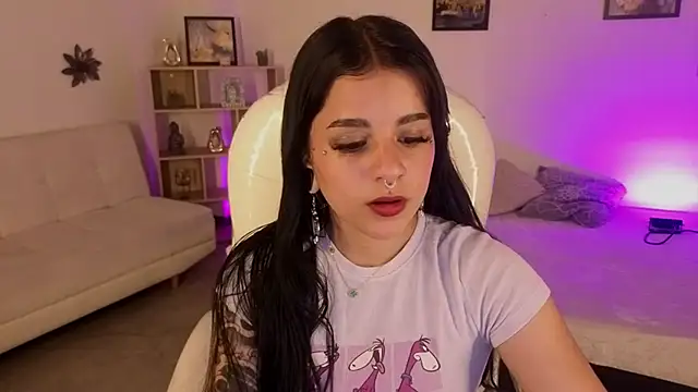 Nicole Foxx  online show from October 24, 2025, 7:32 pm