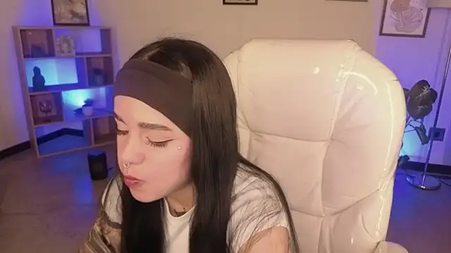 Nicole Foxx  online show from November 25, 2025, 7:47 pm