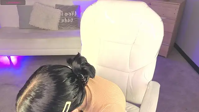 Nicole Foxx  online show from February 13, 2026, 8:38 pm