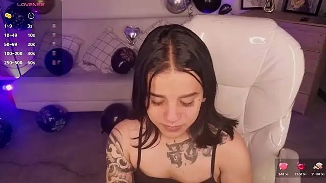 Nicole Foxx  online show from April 17, 2026, 6:11 pm