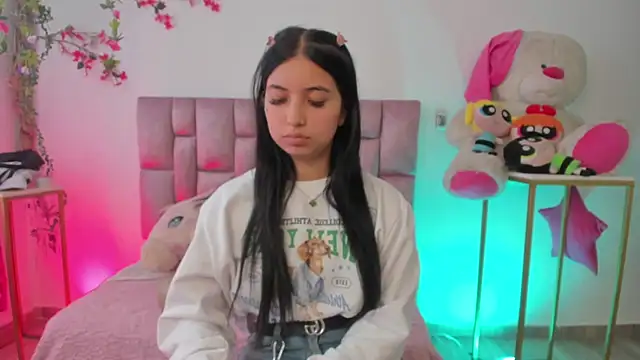 Snapshot of sofia__james chatting on November 6, 2025, 7:04 pm sofia james online show from November 6, 2025, 7:04 pm