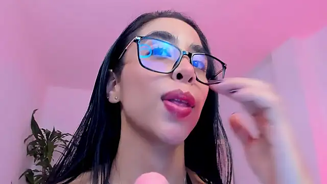 sophierooy22 online show from June 14, 2026, 3:19 am