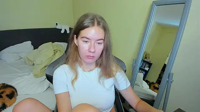 Snapshot of EmilyPaw chatting on September 27, 2025, 8:52 am EmilyPaw online show from September 27, 2025, 8:52 am