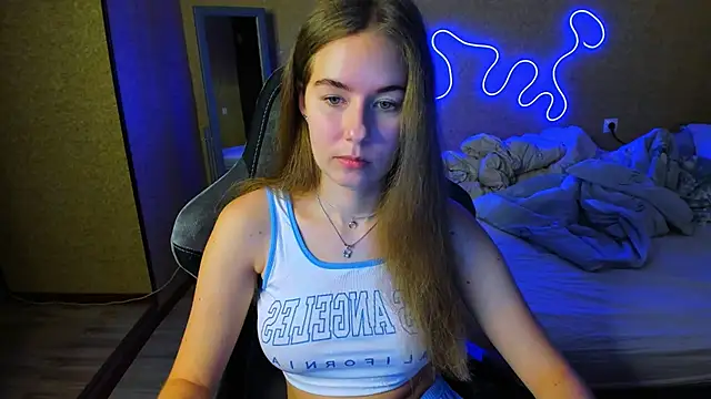 Snapshot of EmilyPaw chatting on June 2, 2026, 7:05 pm EmilyPaw online show from June 2, 2026, 7:05 pm