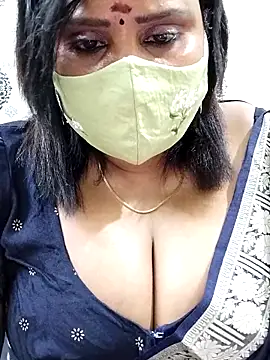 Queenflowerr online show from September 22, 2025, 4:53 pm