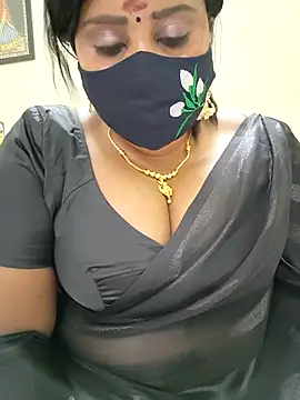 Queenflowerr online show from November 6, 2025, 4:52 pm