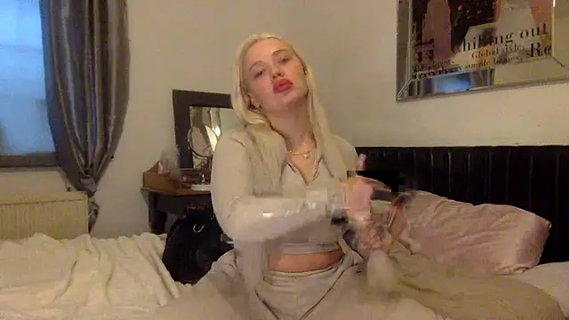 Snapshot of blissdimicco chatting on January 27, 2025, 3:39 pm blissdimicco online show from January 27, 2025, 3:39 pm