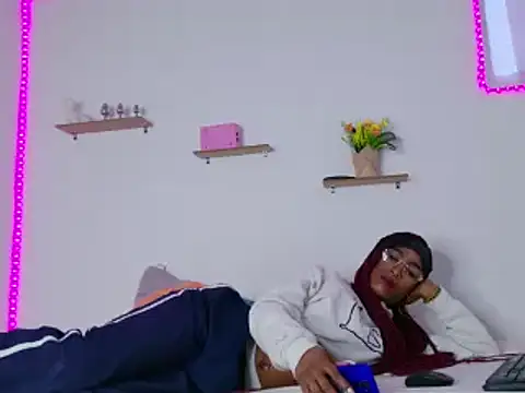 nahomy james25 online show from February 1, 2025, 2:56 pm