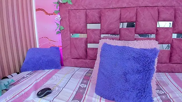 scarlett  evans  online show from November 11, 2025, 6:19 pm