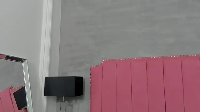 Alaia Colins online show from December 3, 2025, 6:54 am