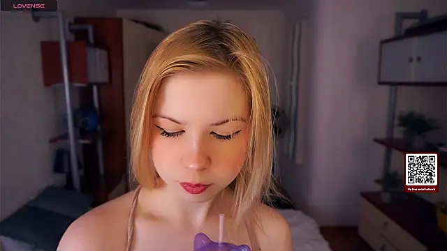 Snapshot of LynetHakes chatting on October 1, 2025, 4:07 am LynetHakes online show from October 1, 2025, 4:07 am