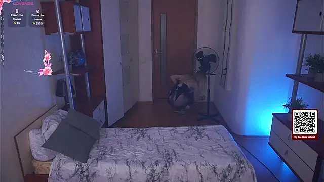 Snapshot of LynetHakes chatting on October 5, 2025, 4:33 am LynetHakes online show from October 5, 2025, 4:33 am