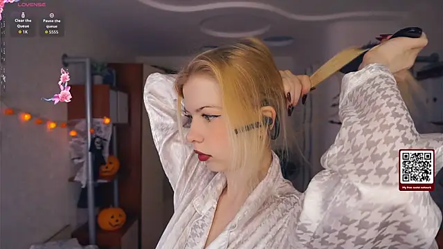 Snapshot of LynetHakes chatting on October 6, 2025, 4:10 am LynetHakes online show from October 6, 2025, 4:10 am