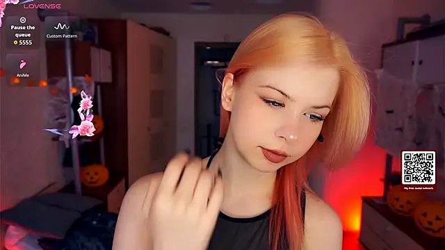 Snapshot of LynetHakes chatting on October 10, 2025, 4:22 am LynetHakes online show from October 10, 2025, 4:22 am