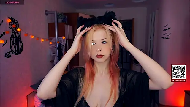 Snapshot of LynetHakes chatting on October 13, 2025, 4:12 am LynetHakes online show from October 13, 2025, 4:12 am