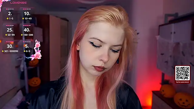 Snapshot of LynetHakes chatting on October 14, 2025, 4:24 am LynetHakes online show from October 14, 2025, 4:24 am