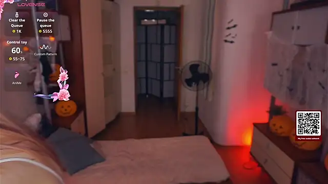 Snapshot of LynetHakes chatting on October 20, 2025, 4:35 am LynetHakes online show from October 20, 2025, 4:35 am