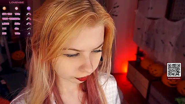 Snapshot of LynetHakes chatting on October 24, 2025, 4:20 am LynetHakes online show from October 24, 2025, 4:20 am