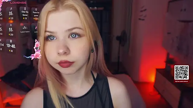 Snapshot of LynetHakes chatting on October 25, 2025, 4:20 am LynetHakes online show from October 25, 2025, 4:20 am