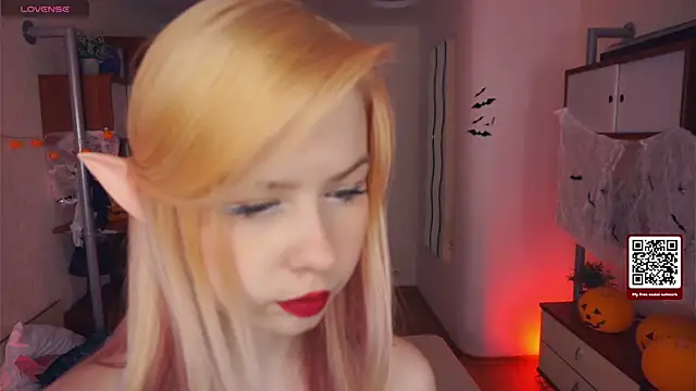 Snapshot of LynetHakes chatting on October 29, 2025, 4:26 am LynetHakes online show from October 29, 2025, 4:26 am