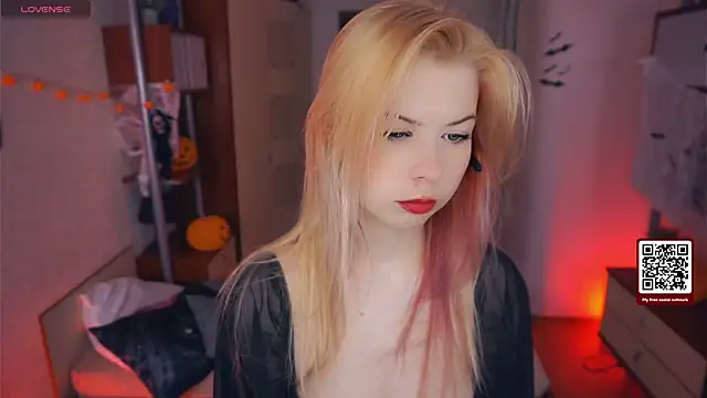 Snapshot of LynetHakes chatting on October 30, 2025, 4:25 am LynetHakes online show from October 30, 2025, 4:25 am