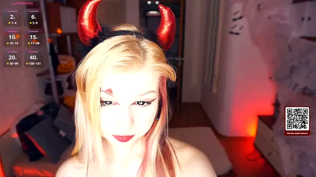 Snapshot of LynetHakes chatting on October 31, 2025, 5:41 am LynetHakes online show from October 31, 2025, 5:41 am