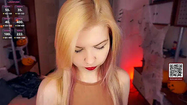 Snapshot of LynetHakes chatting on November 3, 2025, 4:25 am LynetHakes online show from November 3, 2025, 4:25 am