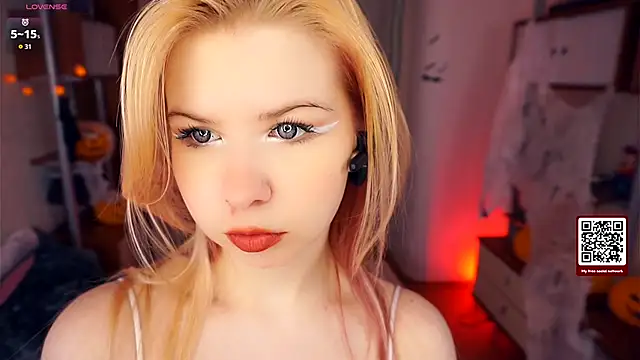 Snapshot of LynetHakes chatting on November 5, 2025, 4:23 am LynetHakes online show from November 5, 2025, 4:23 am