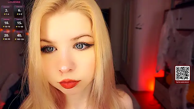 Snapshot of LynetHakes chatting on November 6, 2025, 4:35 am LynetHakes online show from November 6, 2025, 4:35 am