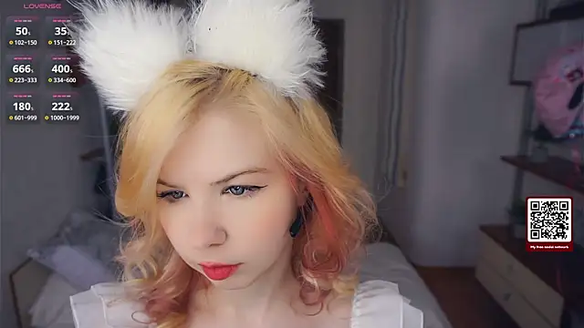 Snapshot of LynetHakes chatting on November 13, 2025, 4:22 am LynetHakes online show from November 13, 2025, 4:22 am